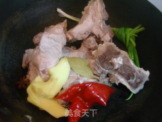 蒜香手抓龙骨的做法步骤：2