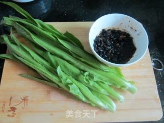 鲮鱼豆豉炒油麦菜的做法步骤：1