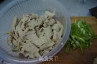 家常菜--青椒炒面筋的做法步骤：2