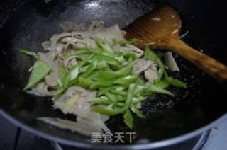 家常菜--青椒炒面筋的做法步骤：4