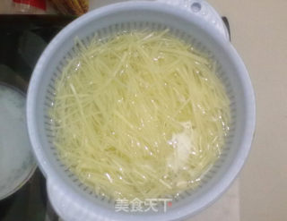 酸辣土豆丝的做法步骤：1