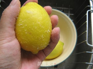自制美白、养颜、减肥的健康饮品——【蜜渍柠檬】的做法步骤：2