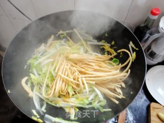 简单快速的美味小炒之------麻馓炒白菜的做法步骤：5