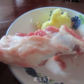 大骨汤的做法步骤：1
