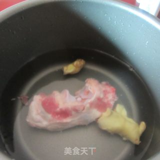 大骨汤的做法步骤：2