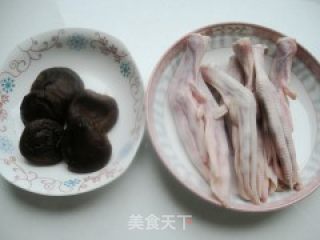 鸭掌焖香菇的做法步骤：1