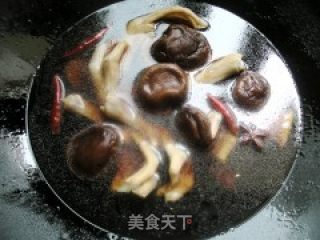 鸭掌焖香菇的做法步骤：6