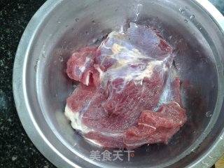 番茄洋葱炒牛肉的做法步骤：2
