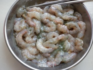 鲜美清淡的--------虾仁汤的做法步骤：3