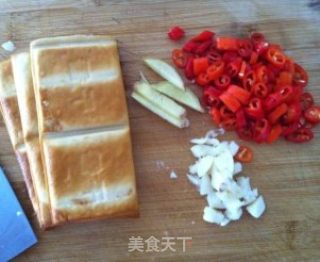 香辣香干炒韭黄的做法步骤：2