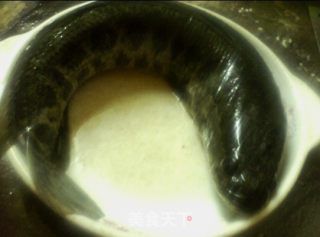 沙锅酸咸菜闷土斑鱼的做法步骤：1