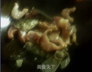 沙锅酸咸菜闷土斑鱼的做法步骤：4