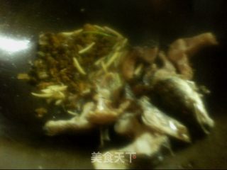 沙锅酸咸菜闷土斑鱼的做法步骤：5