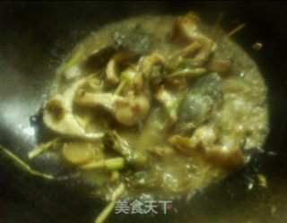沙锅酸咸菜闷土斑鱼的做法步骤：7