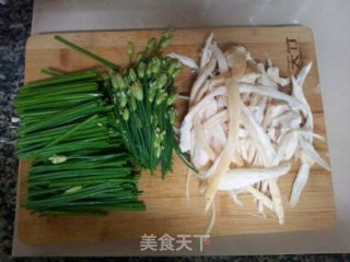 杏鲍菇炒韭菜花的做法步骤：2