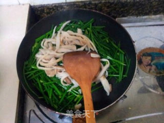 杏鲍菇炒韭菜花的做法步骤：5