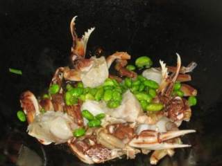 花蟹炒毛豆的做法步骤：6