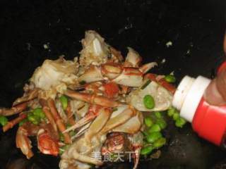 花蟹炒毛豆的做法步骤：10