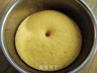黄金南瓜大花卷的做法步骤：4