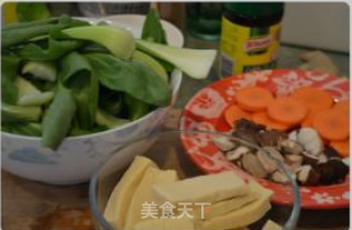 冻豆腐炒油菜的做法步骤：1