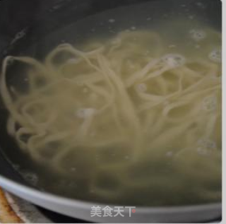 油泼面的做法步骤：2