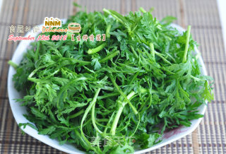 凉拌爽口菜——生拌茼蒿的做法步骤：2