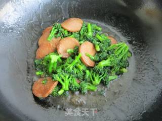 西兰花炒火腿的做法步骤：8