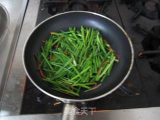 花蛤肉炒韭苔的做法步骤：5