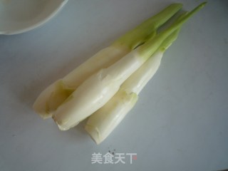 油焖茭白的做法步骤：1
