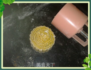小鱼牌伍仁月饼的做法步骤：21