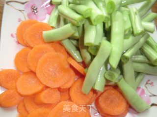 清炒刀豆胡萝卜的做法步骤：1