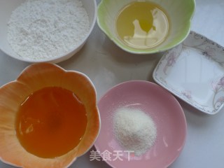 【广式莲蓉蛋黄月饼】挑战最经典的广式月饼的做法步骤：1