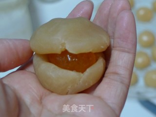 【广式莲蓉蛋黄月饼】挑战最经典的广式月饼的做法步骤：9