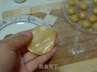 【广式莲蓉蛋黄月饼】挑战最经典的广式月饼的做法步骤：11