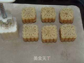 【广式莲蓉蛋黄月饼】挑战最经典的广式月饼的做法步骤：15