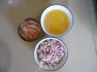 【沸腾你的美食梦想】--金枪鱼洋葱炒蛋的做法步骤：2