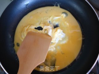 【沸腾你的美食梦想】--金枪鱼洋葱炒蛋的做法步骤：3