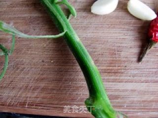 清炒南瓜秧的做法步骤：1