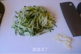 黄瓜鸡蛋面的做法步骤：1