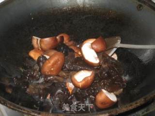 香茹黑木耳炒肉片的做法步骤：5