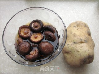 一锅出两菜——无油无水红烧鸡翅根和土豆炖香菇（电压力锅版）的做法步骤：2