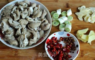 干煸肥肠的做法步骤：1