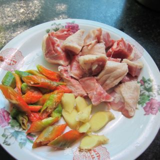 红烧鸭的做法步骤：1