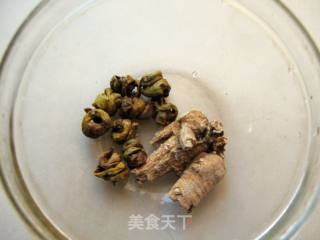西洋参石斛腱肉清炖汤的做法步骤：1