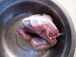 西洋参石斛腱肉清炖汤的做法步骤：2