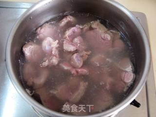西洋参石斛腱肉清炖汤的做法步骤：5