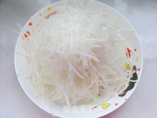 美食带来新享受——萝卜鲜肉花环水饺的做法步骤：1