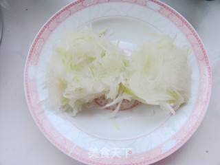 美食带来新享受——萝卜鲜肉花环水饺的做法步骤：2