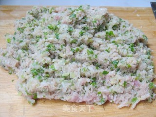 美食带来新享受——萝卜鲜肉花环水饺的做法步骤：6