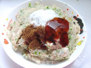 美食带来新享受——萝卜鲜肉花环水饺的做法步骤：7